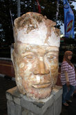 Огромная голова — один из экспонатов 10-го биенале в Джокьякарте