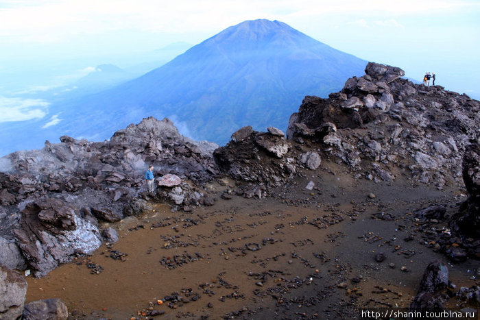 На вершине вулкана Мерапи Джокьякарта, Индонезия
