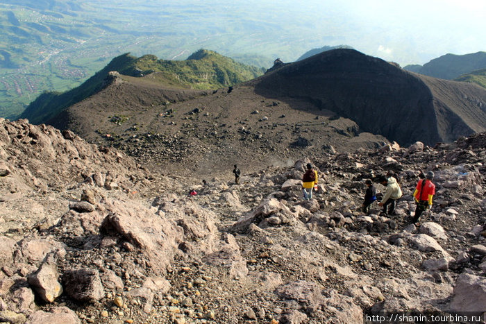 Начинается спуск с вершины Джокьякарта, Индонезия