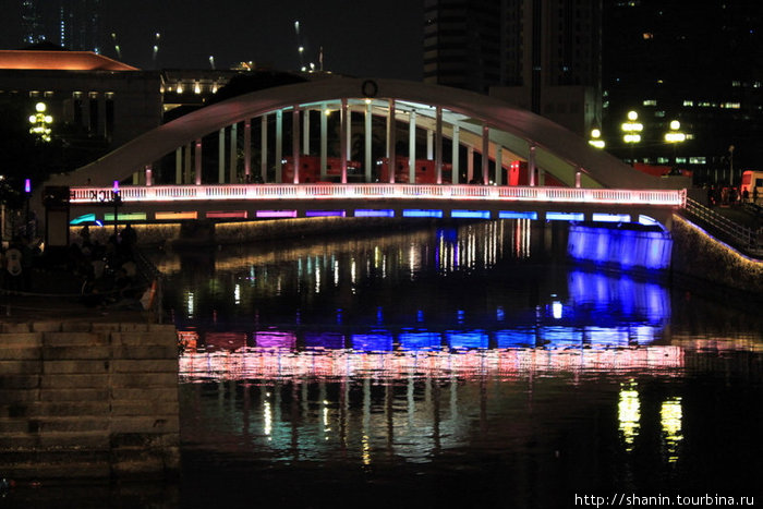 Мост на реке Сингапур новогодней ночью Сингапур (город-государство)