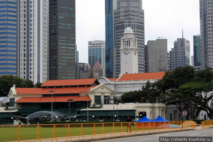 Колониальные здания в окружении небоскребов Сингапур (город-государство)