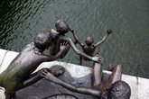 Дети прыгают в воду — памятник на берегу реки Сингапур