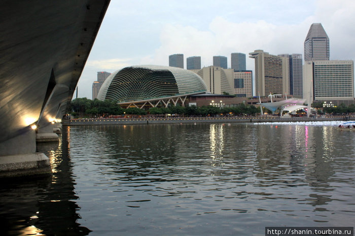Именно здесь у места впадения реки Сингапур в море и будет новогодний салют Сингапур (город-государство)