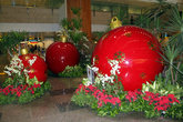 В сингапурском аэропорту новогодние украшения еще остались