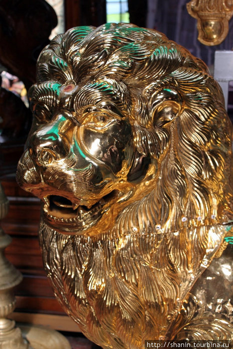 Золотой лев в индуистском храме Сингапур (город-государство)
