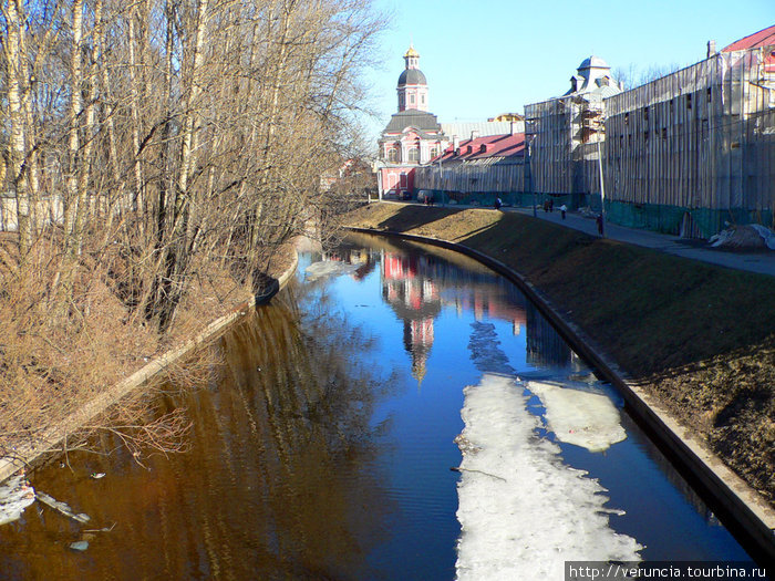 Лавра и река Монастырка. Санкт-Петербург, Россия