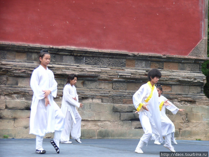 Выступления школ конфу на горе Уданшань Уданшань, Китай