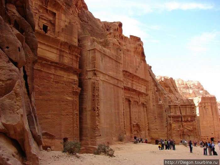Множество храмов, высеченных в скалах Петра, Иордания