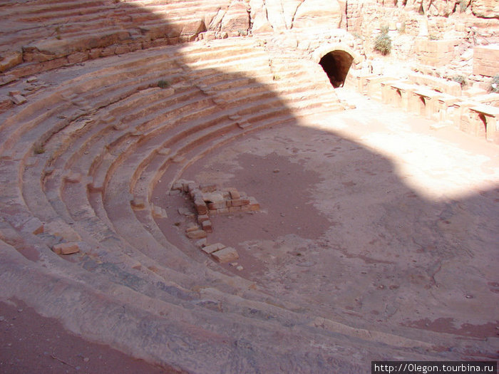 Амфитеатр свидетельствует о живших здесь римлянах Петра, Иордания