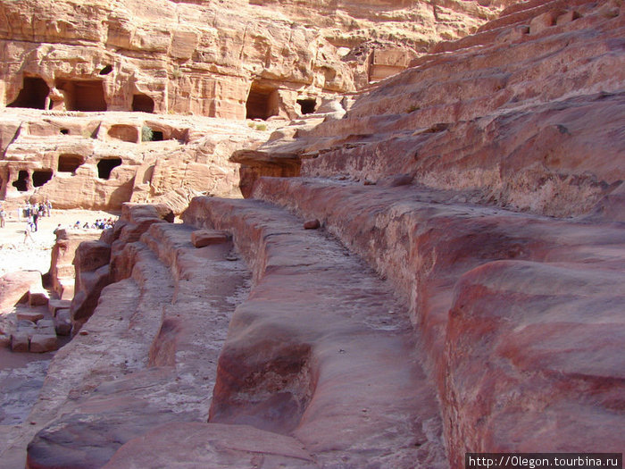 Амфитеатр не строили, а также, как и всё остальное высекали на месте, прямо в скалах Петра, Иордания