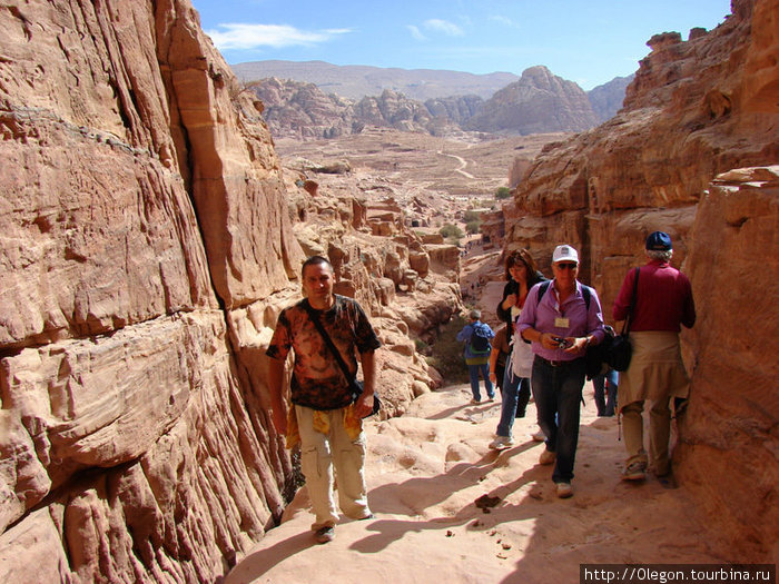 Дорога вверх ведёт к так называему монастырю Петра, Иордания