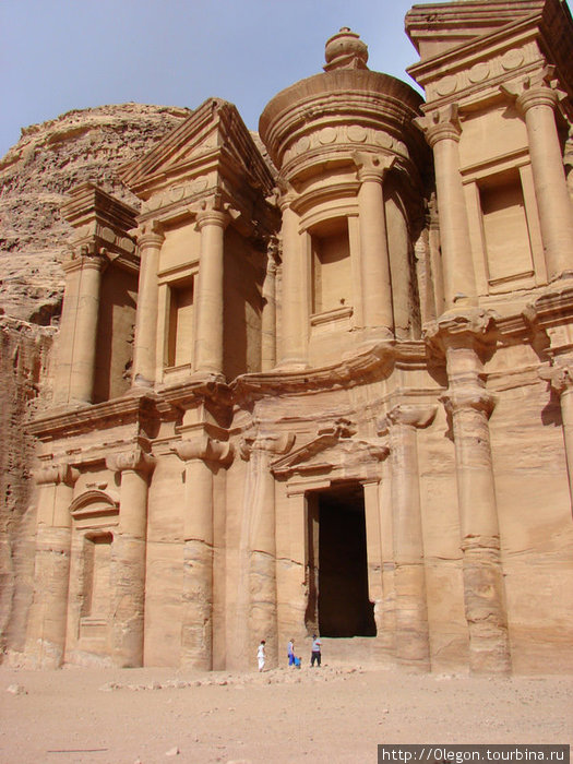 Верхний храм чуть поменьше Сокровищницы, но тоже очень величественный Петра, Иордания