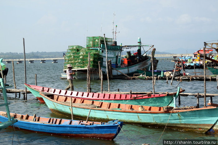 Лодки у пристани в Кахконге Кахконг, Камбоджа