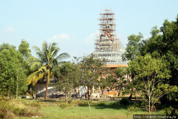 Строительство нового храма на территории монастыря в Кахконге Кахконг, Камбоджа