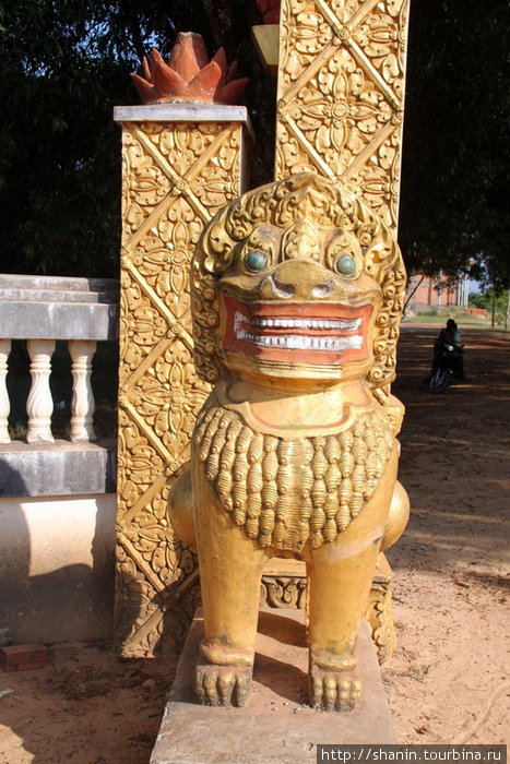 Лев у входа в монастырь Кахконг, Камбоджа