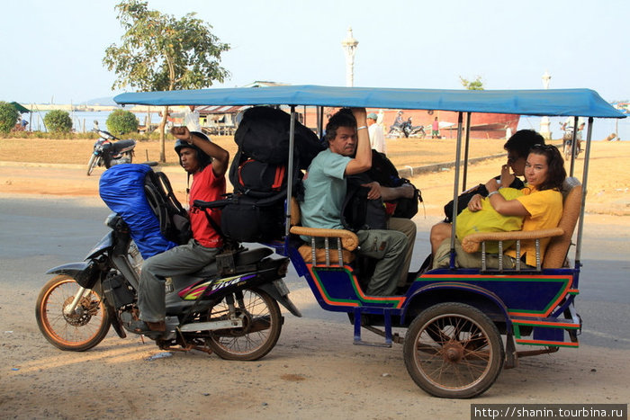 Моторикша собирает туристов на автобус Кахконг, Камбоджа