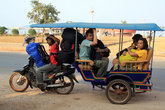 Моторикша собирает туристов на автобус