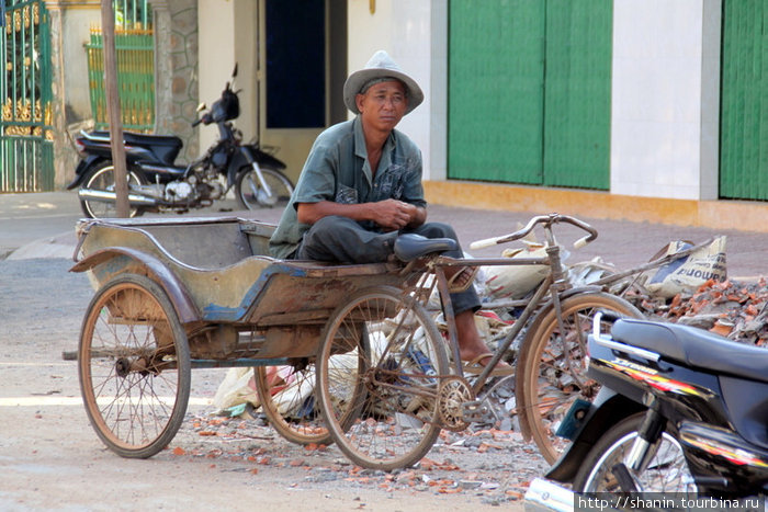 Скучающий велорикша. Рикш много, клиентов — мало! Кампот, Камбоджа