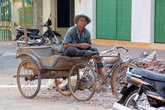 Скучающий велорикша. Рикш много, клиентов — мало!