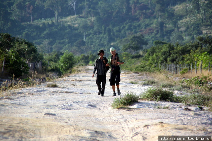 Назад из парка возвращаемся пешком по заброшенной дороге Кампот, Камбоджа