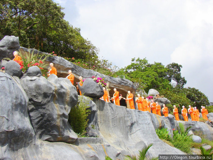 Статуи монахов тянутся длинной очередью Дамбулла, Шри-Ланка