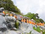 Статуи монахов тянутся длинной очередью