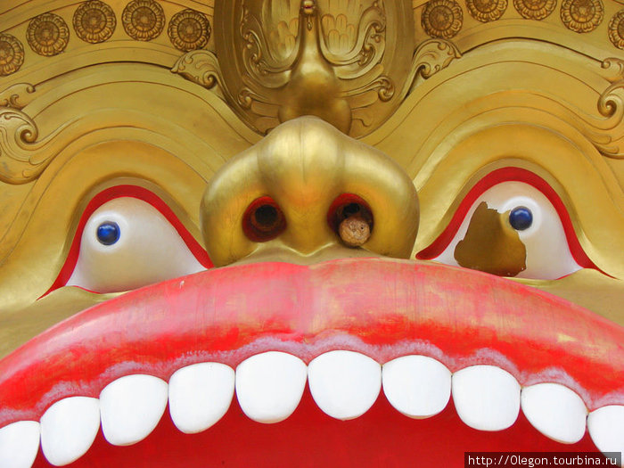 Демон, охраняющий от злых духов- в носу поселились пчёлы и глаз подбит... Дамбулла, Шри-Ланка