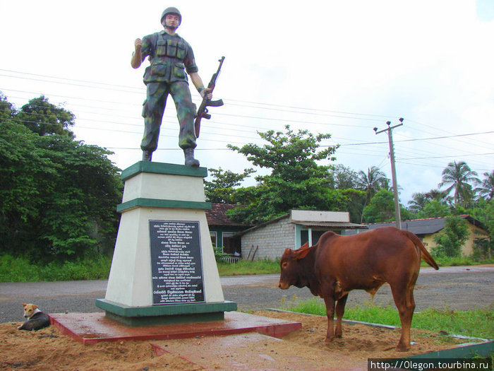 Слева собака, справа бычок- охраняют памятник Дамбулла, Шри-Ланка