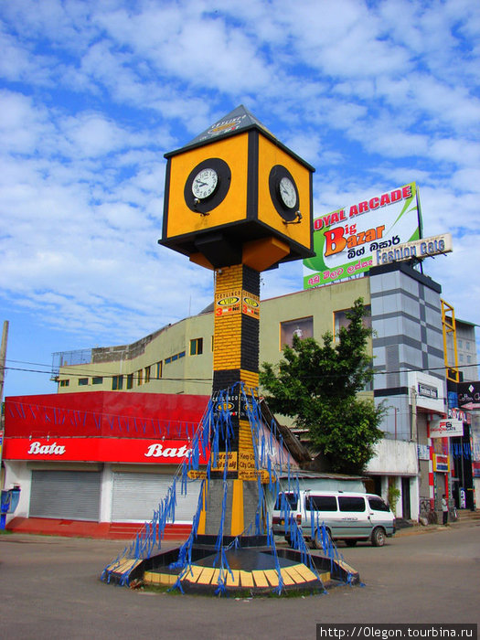 Часы в центре города Негомбо, Шри-Ланка