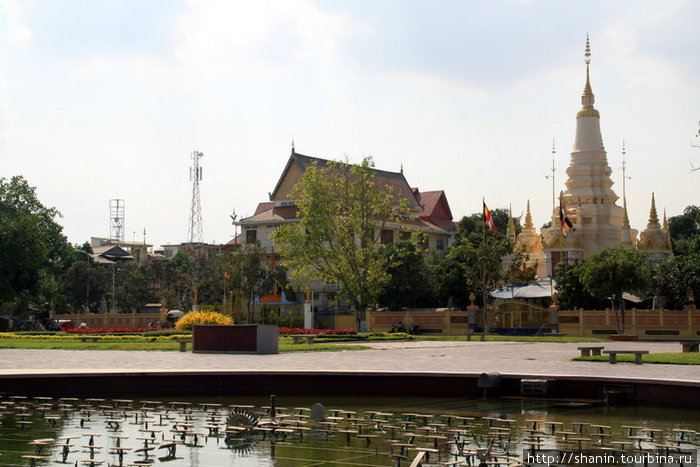 Буддистский храм и фонтан Пномпень, Камбоджа