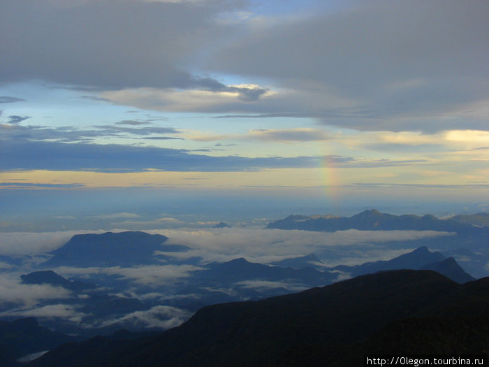 Ночью шёл дождь, с утра покрапывает, а вдали появляется радуга Шри Пада Пик (Пик Адама 2243м)  заповедник дикой природы, Шри-Ланка