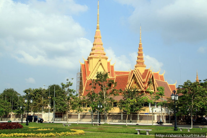 Храм с двумя шпилями Пномпень, Камбоджа