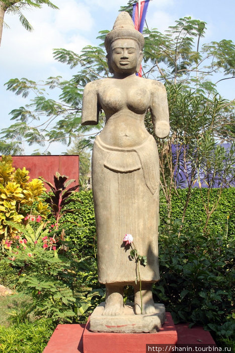 Статуя во дворе Национального музея Пномпень, Камбоджа
