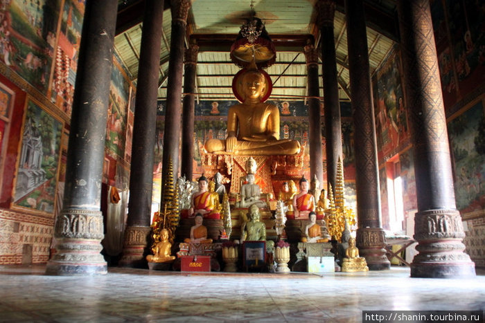 В буддистском храме Пномпень, Камбоджа