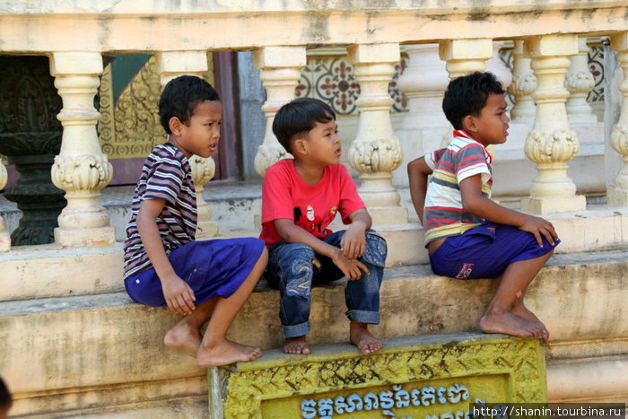 Дети внимательно наблюдают за игрой Пномпень, Камбоджа