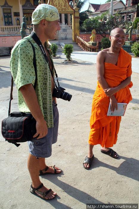 Знакомство с монахом в монастыре Пномпень, Камбоджа