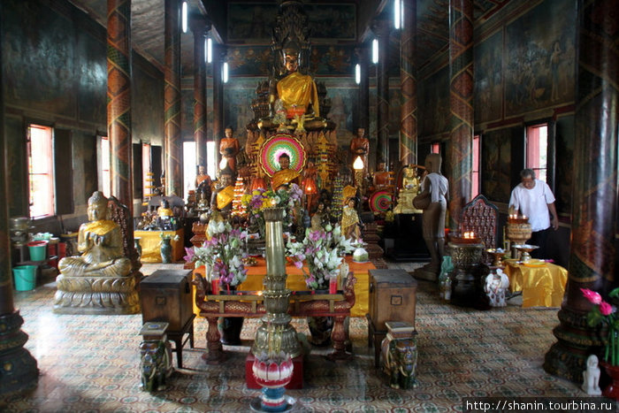 В храме монастыря вдовы Пень Пномпень, Камбоджа
