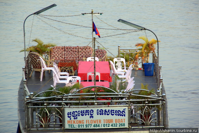 На верхней палубе все готово для принятия гостей Пномпень, Камбоджа