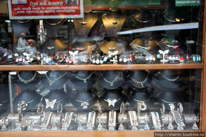 В ювелирном магазине много изделий из серебра Пномпень, Камбоджа