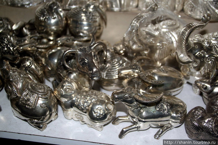 Серебряные изделия продаются на вес, как картошка Пномпень, Камбоджа