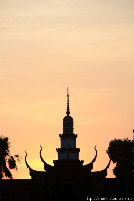 Закат над Королевским дворцом Пномпень, Камбоджа