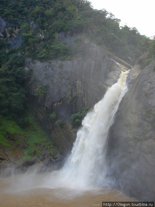 Высота водопада Духинда около 260 метров Бадулла, Шри-Ланка