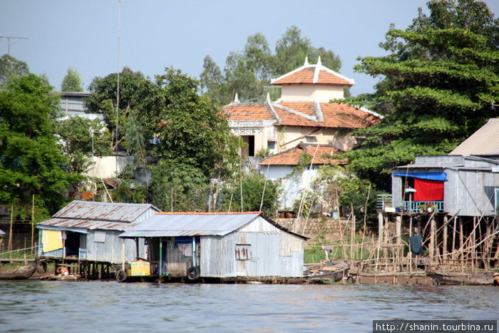 Дома на берегу Дельта реки Меконг, Вьетнам