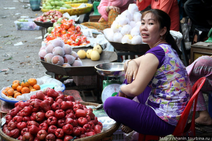 Торговка на рынке в Тяудоке Дельта реки Меконг, Вьетнам