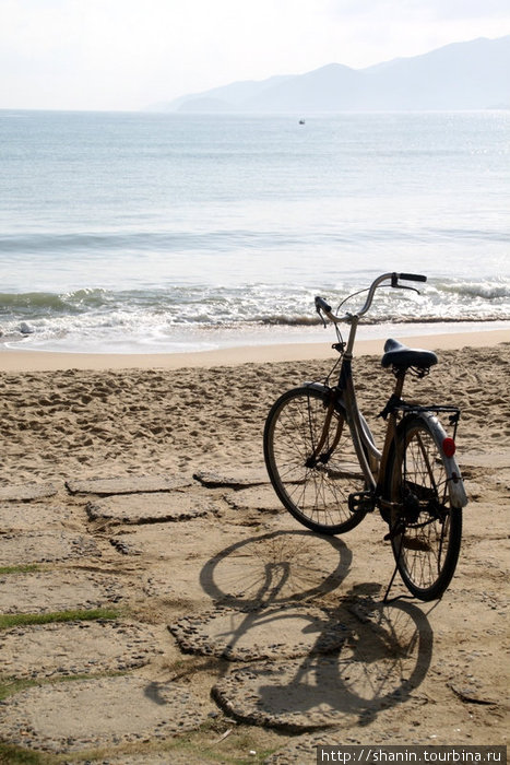 Велосипед на берегу моря Нячанг, Вьетнам