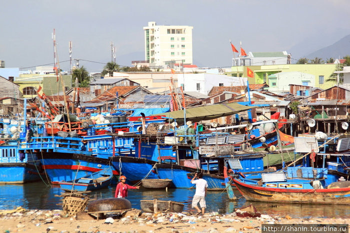 Рыболовецкие суда на приколе Нячанг, Вьетнам