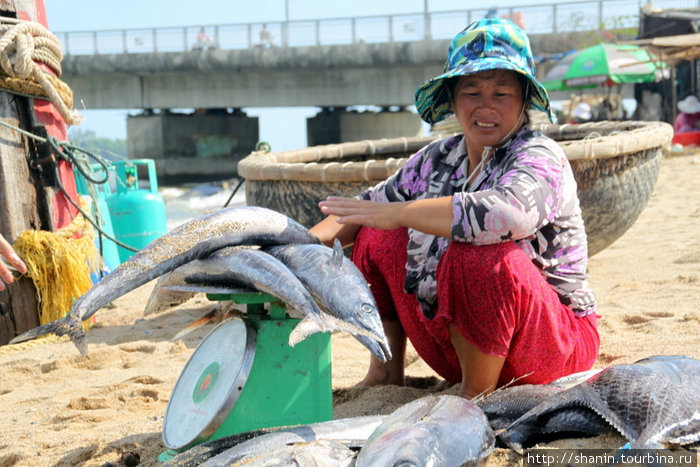 Торговка рыбой с весами Нячанг, Вьетнам