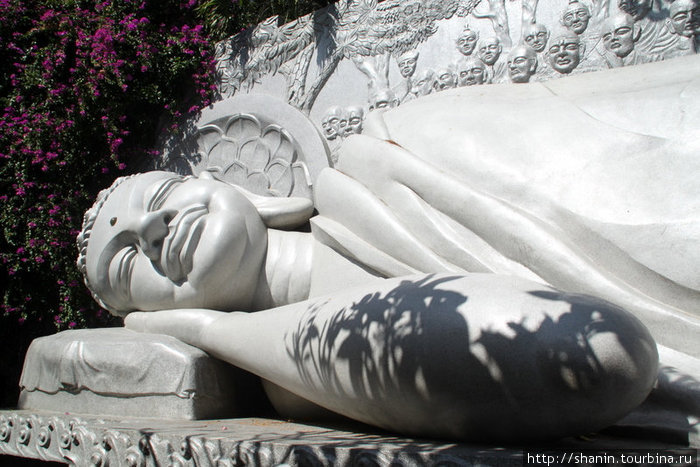 Лежащий Будда — ниже сидящего Будды Нячанг, Вьетнам