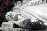 Лежащий Будда — ниже сидящего Будды