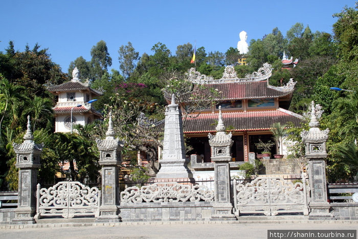 Белый сидящий Будда и пагода Нячанг, Вьетнам